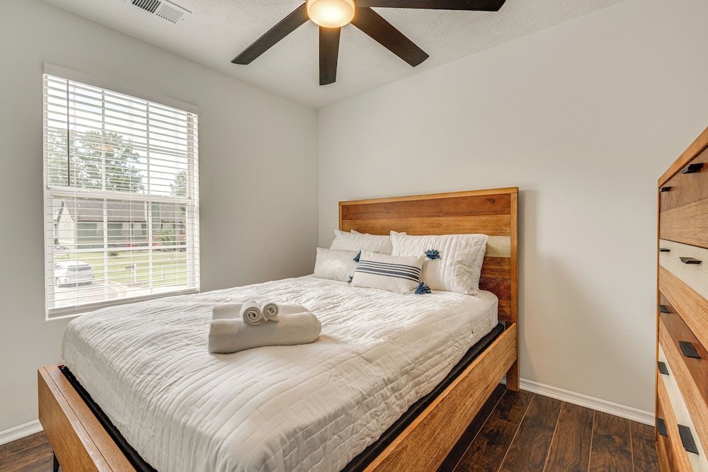 7 Mi to Dtwn Atl: Upscale Family Home w/ Balcony