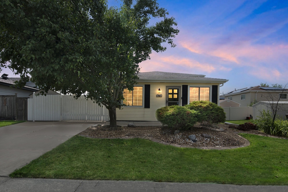 Modern Retreat With Private Pool & Yard 3 Bedroom Home