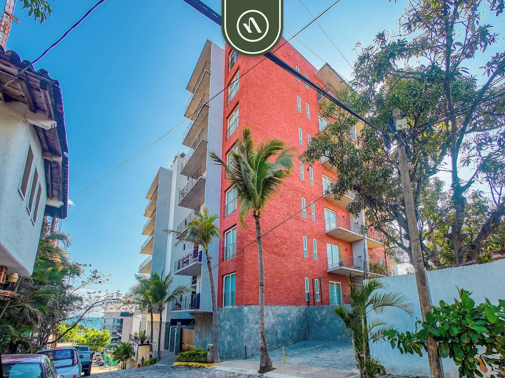 Centric 2BR Condo- Balcony - Rooftop Pool