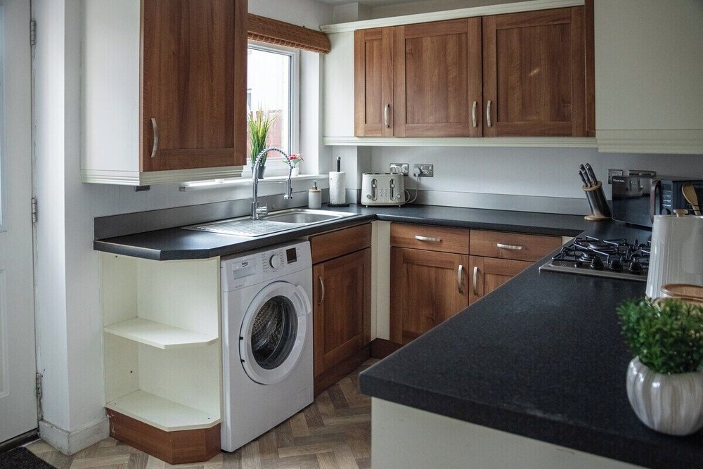 Bright 4-bed Swansea Getaway With Parking