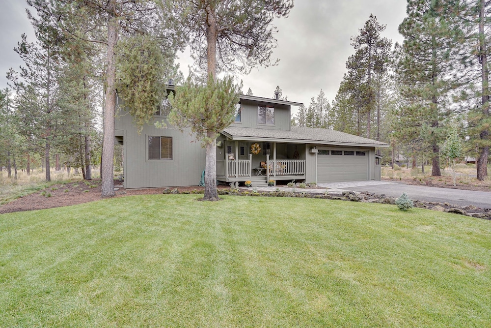 Sunriver Resort Home: Near Skiing, Town & Trails view 3