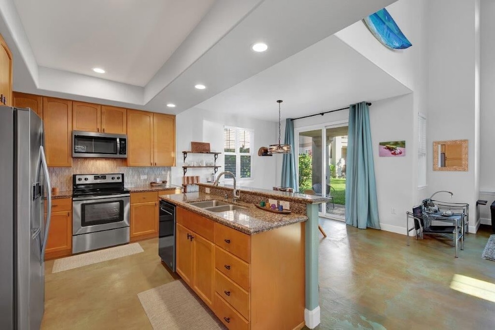 Well-equipped - Close to Beaches - In-unit AC - Vrkcv