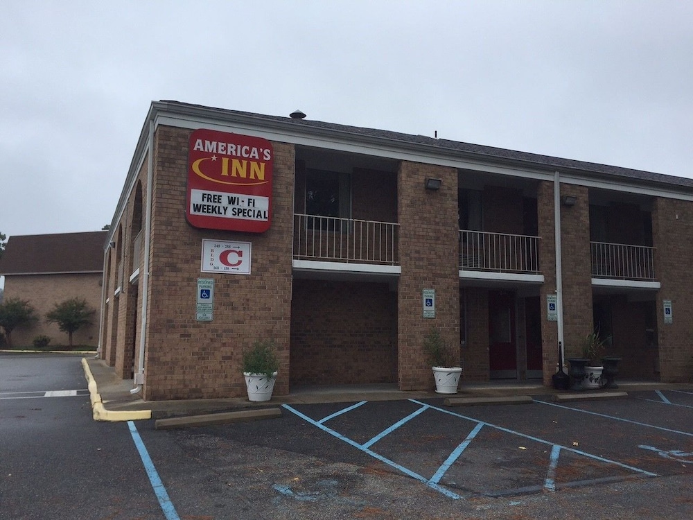 Hotel America's Inn - Image 1