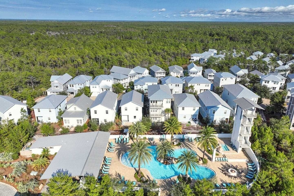 Back to the Beach by Avantstay with Pool Access