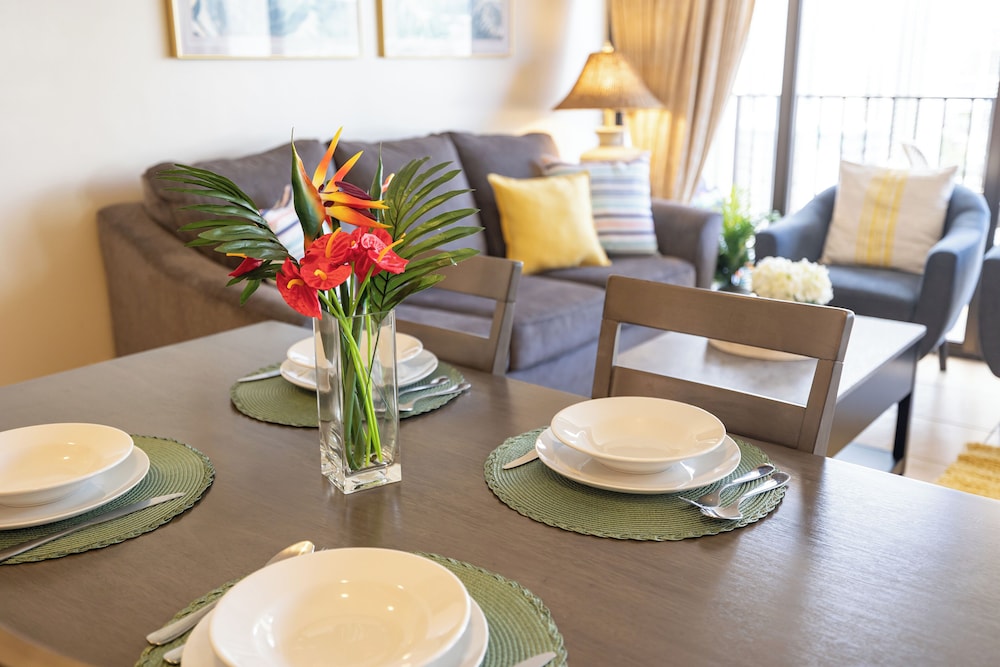 High Floor Ocean View Condo (King Bed and Parking): dining photo