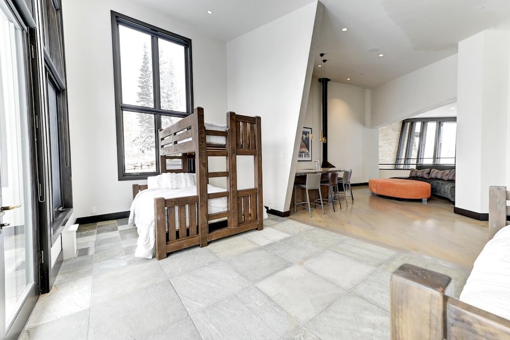 KBM Resorts Walk to Slopes, Sports Court, Private Home Theater, Sleeps 17, Outdoor Hot Tub Pco-184m