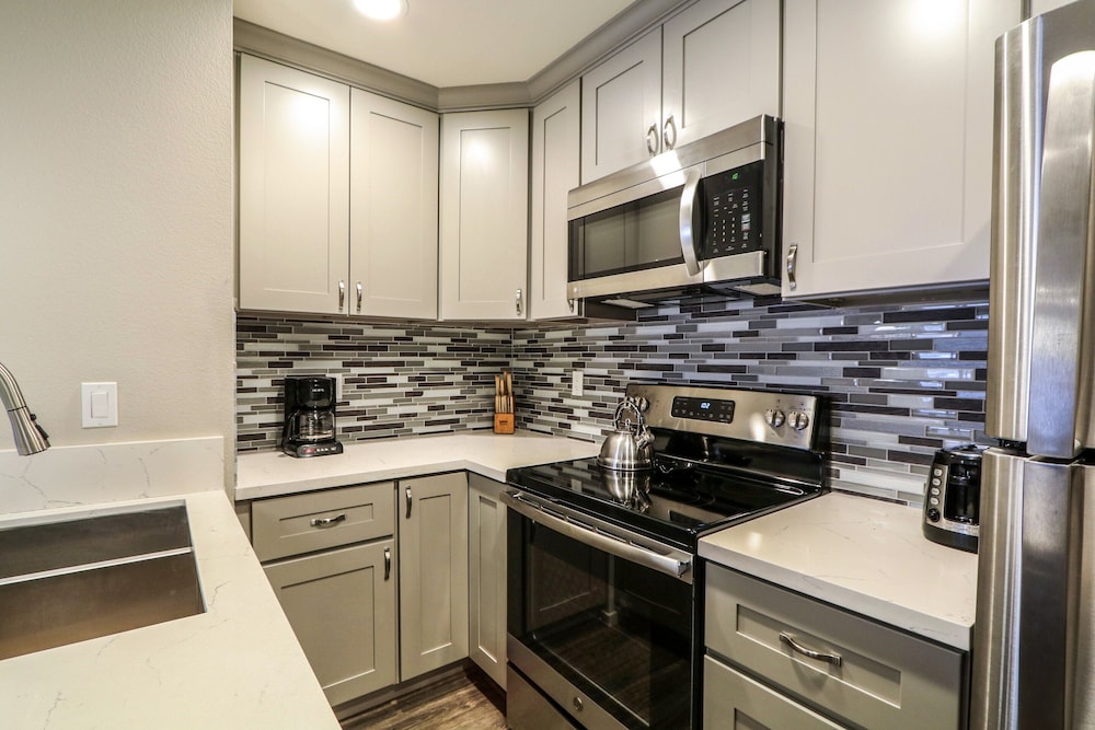 La Residence V S02 Remodeled and Cozy, Great Complex Amenities, Quiet Forest Setting by RedAwning