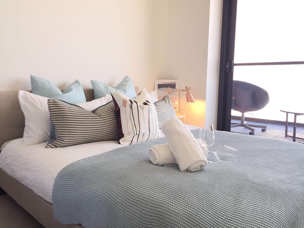 Deluxe and Brand New Lakeside Apartment