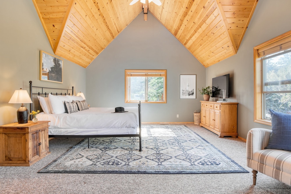 Tanglewood by Avantstay 10mins to Bear Mountain, Contemporary Hillside Cabin view 3