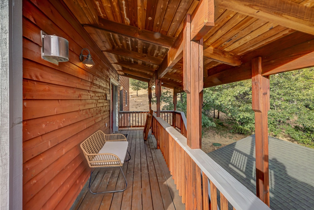 Prasad Retreat - Sunny Home W/ Deck & Air Hockey 3 Bedroom Home by Bear Valley Vacation Rentals