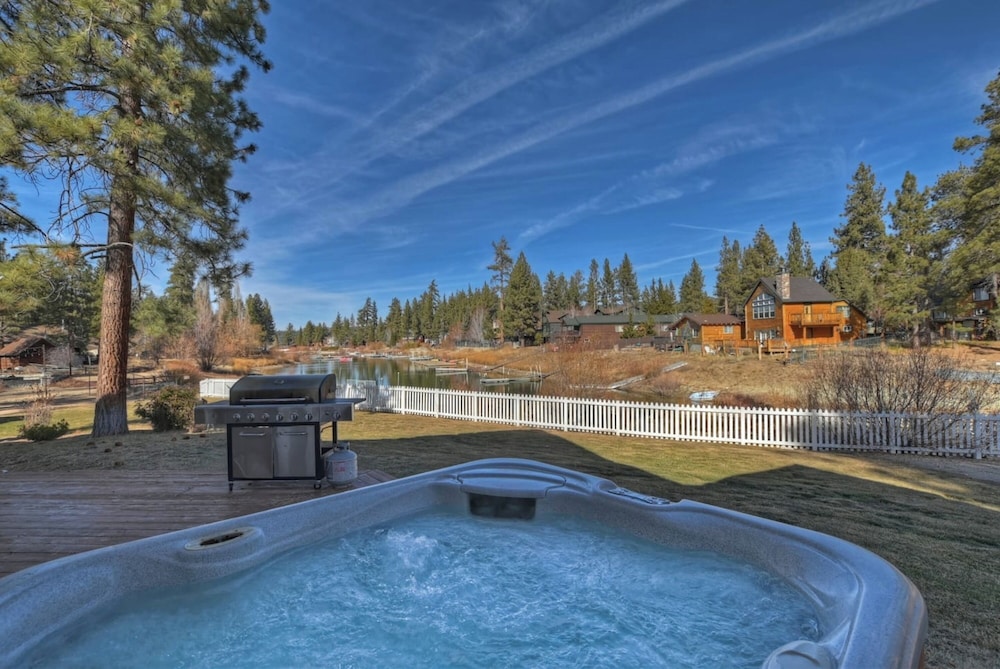 Lakefront Estate with Views and Hot tub