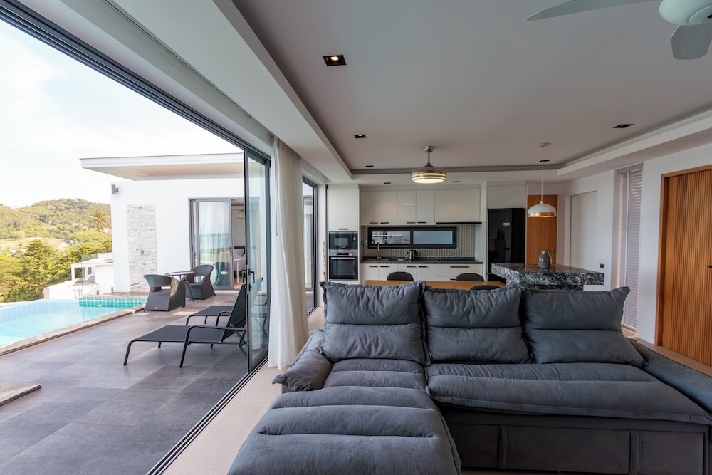 Seaview Hillside 3BR Infinity Pool V254