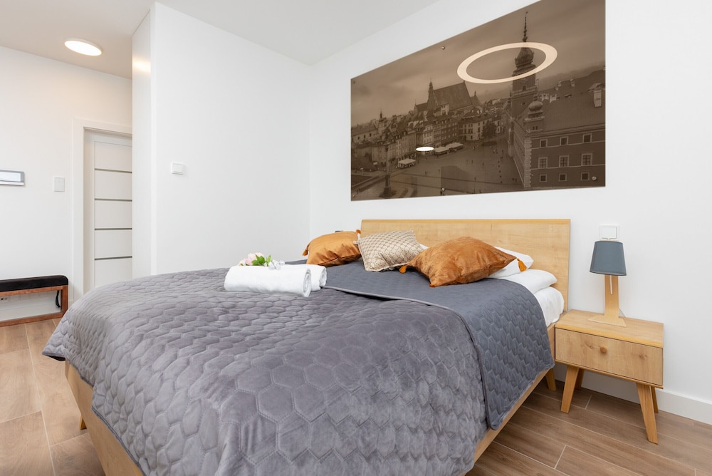 Warsaw Aleja Solidarności by Renters view 3