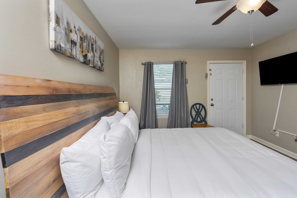 Spacious 3BR w/ Tiki Bar + Shared Pool Walk to Beach, Near 30A & Pier Park