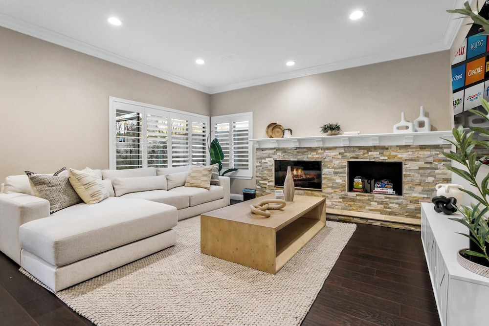 Luxury Pool Home w Theater Games & Mountain View