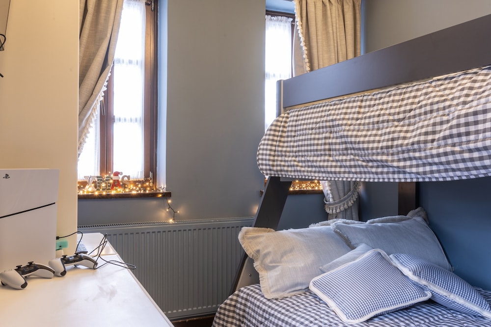 Rock Dandy La Maison De L’Ours | Top Fireplace Retreat
