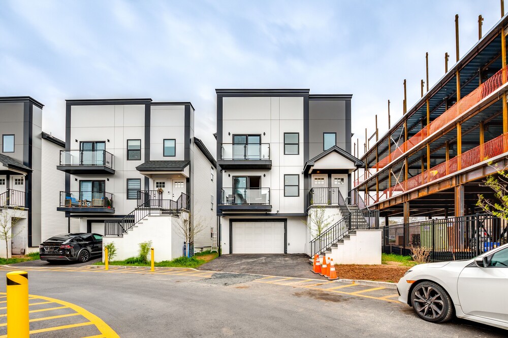 Modern Elizabeth Apartment ~ 1 Mi to Train Station view 4