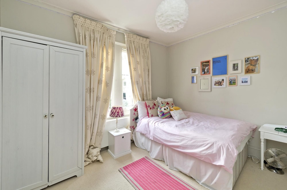 Cosy 4-bed Family Home Shepherd s Bush