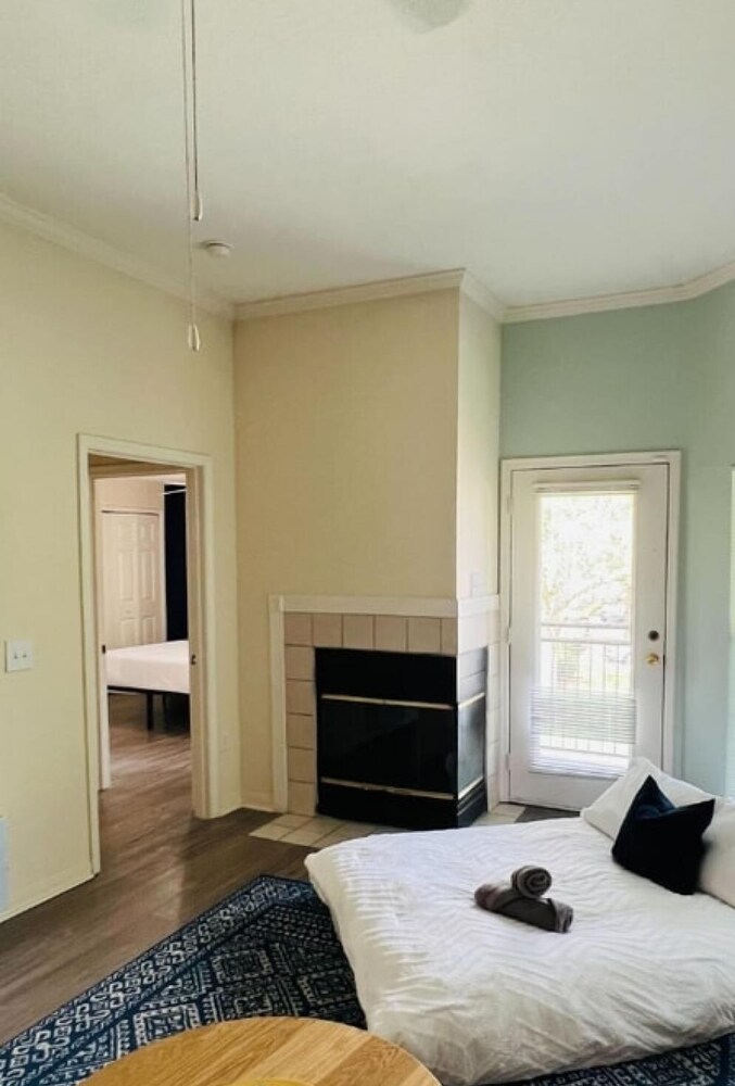 Great Location and Upgraded Apartment view 3