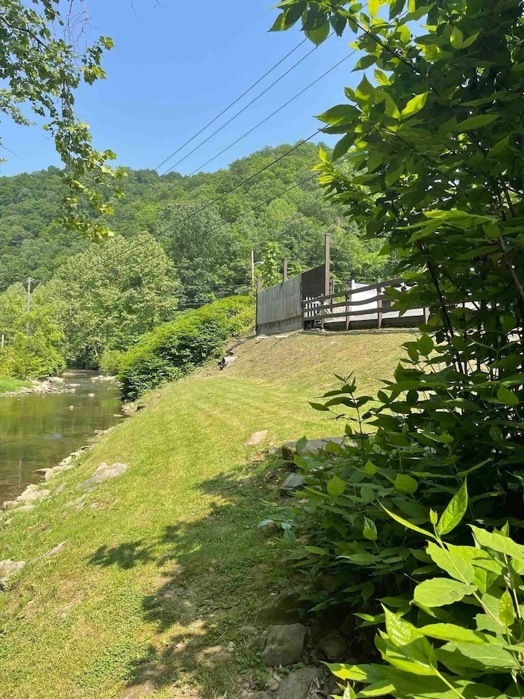 Ellis House Trail Lodging Sleeps 16