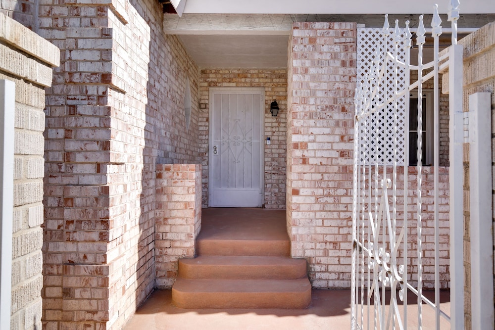 El Paso Vacation Rental ~ 6 Mi to Downtown! view 3