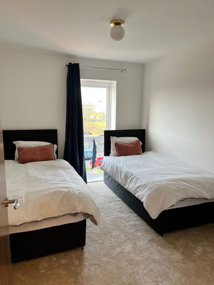 Luxury 2-bed Flat in Lakeside, West Thurrock view 2