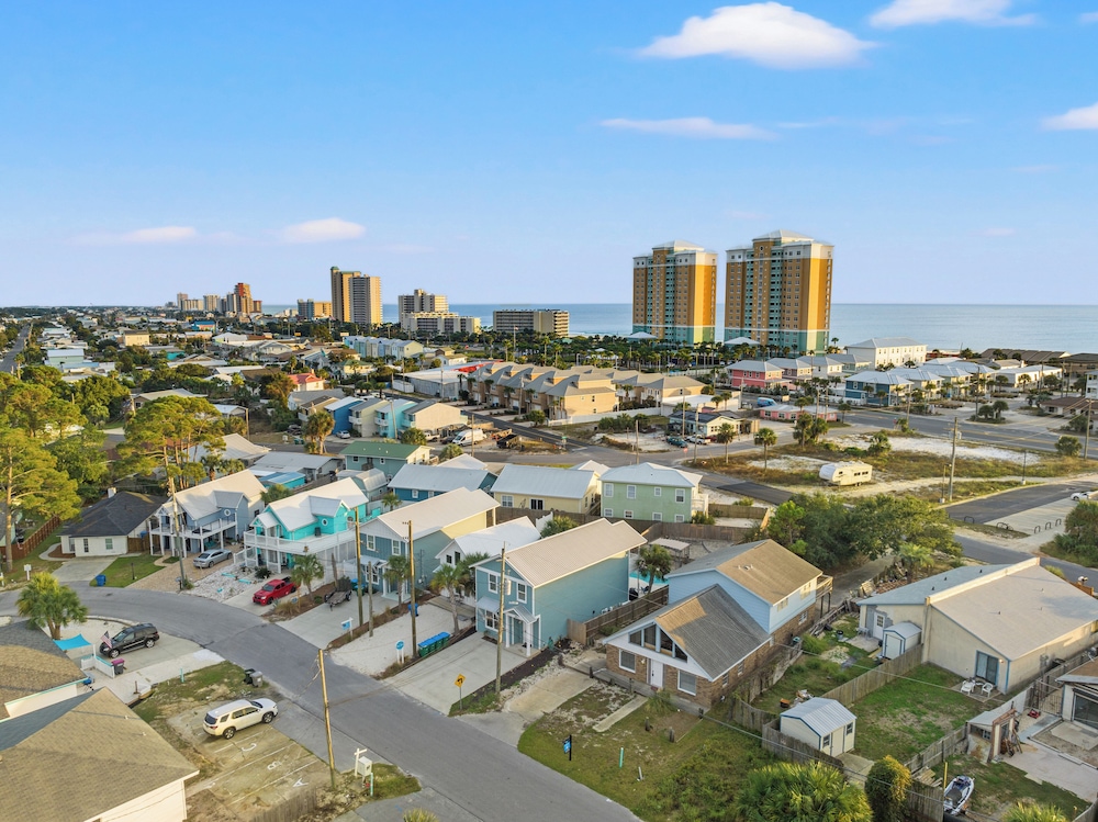 Spacious 4-bed, 3-bath Beach House Sleeps 12 for the Perfect Getaway