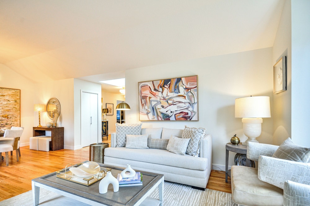 Near Shops & Cafes: Beaverton Haven w/ Luxe Decor!