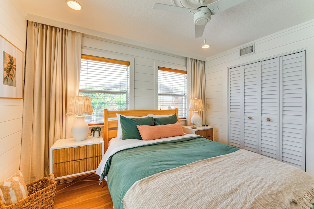 Walk to Gulf: Luxe Luau-themed Gem in Holmes Beach