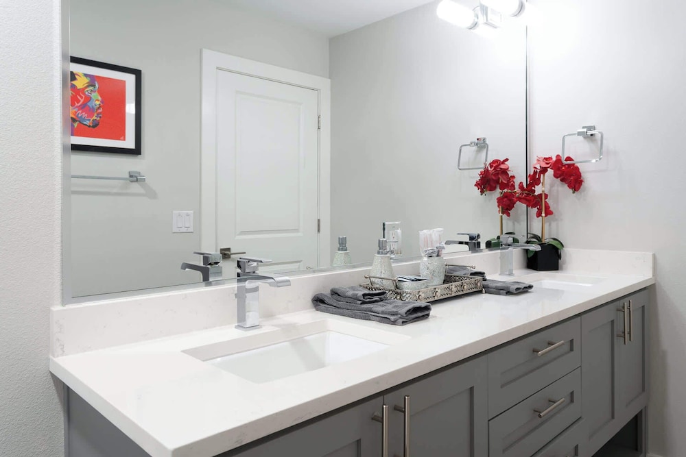 Stylish 4BR Home w Pool Hot Tub Near Downtown
