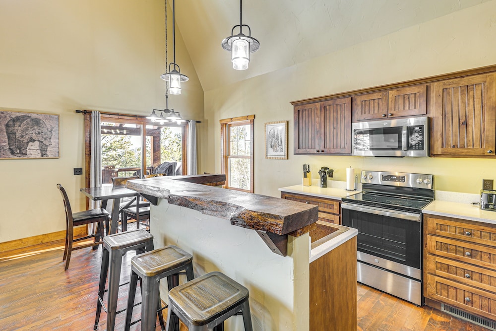 5 Mi to Terry Peak: Spacious Lead Cabin w/ Hot Tub