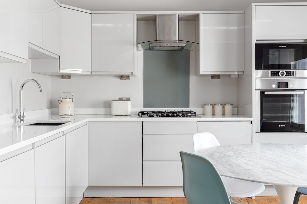Radiant 2 Bed Flat near Portobello