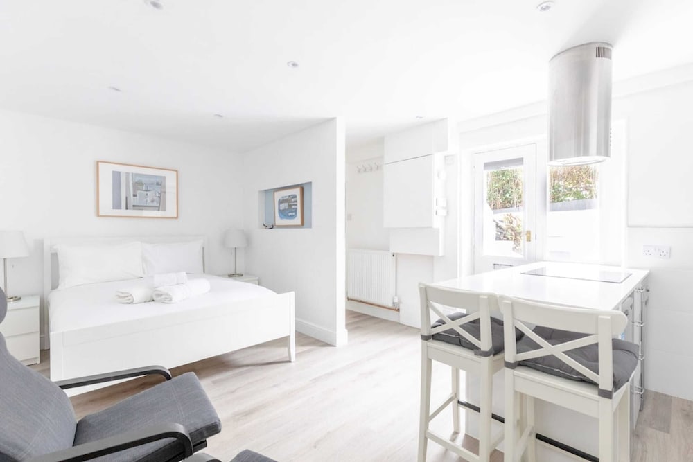 Sleek & Well-connected Studio Flat Archway!