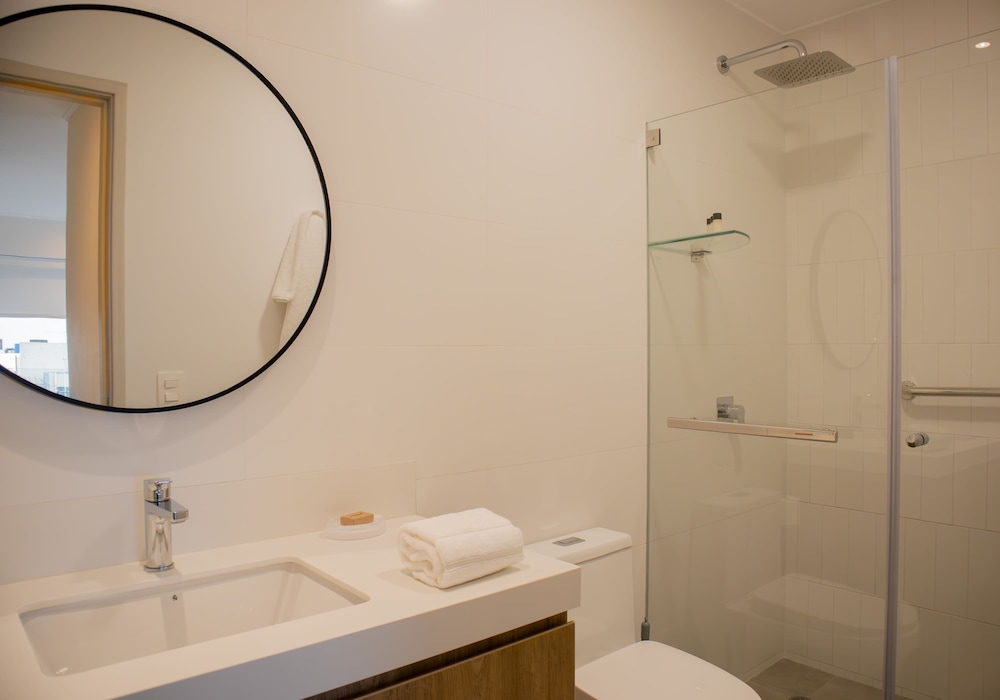 w Elegant 2BR Apartment in Miraflores Steps From Larcomar