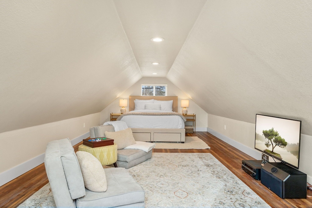 Chic Luxury Retreat in Old Town Walk Everywhere!