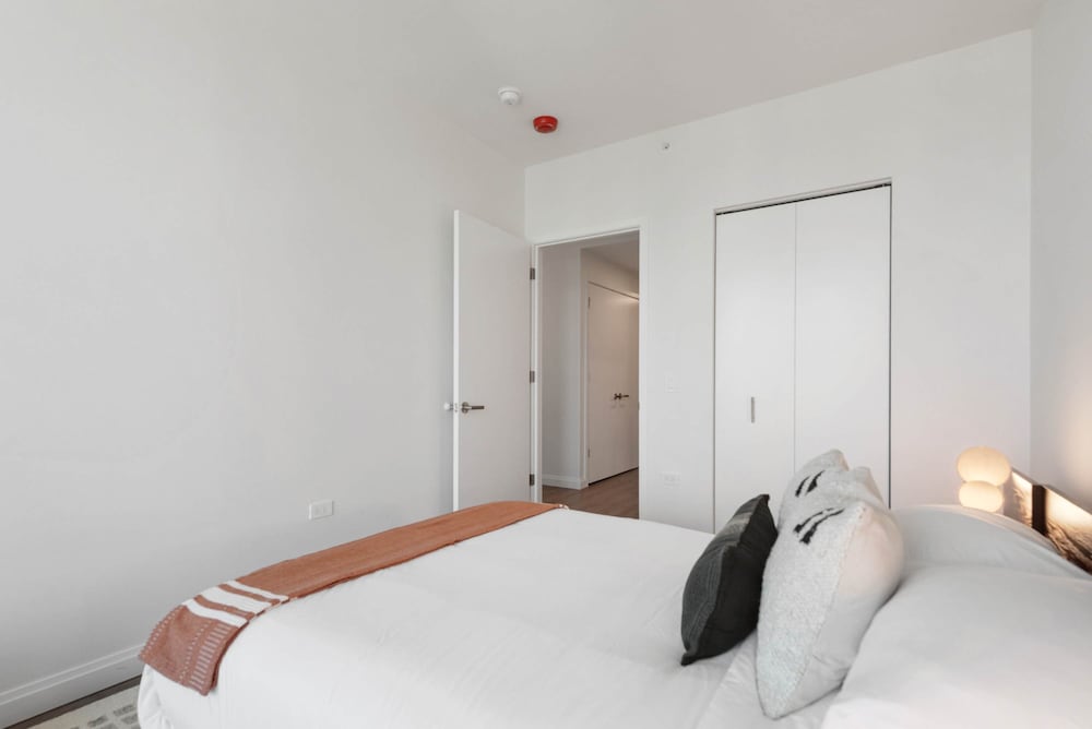 Top-tier Stay 49th Fl Lakefront City Views