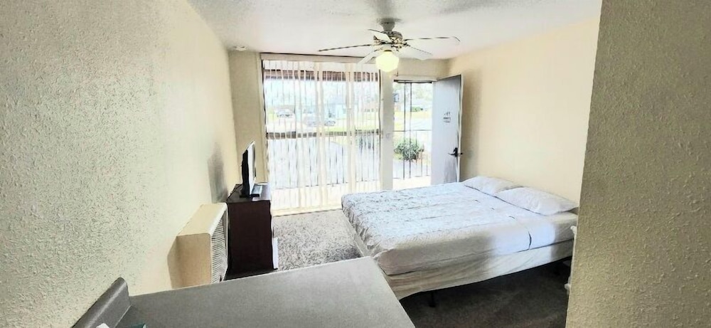 Twin Lakes Inn