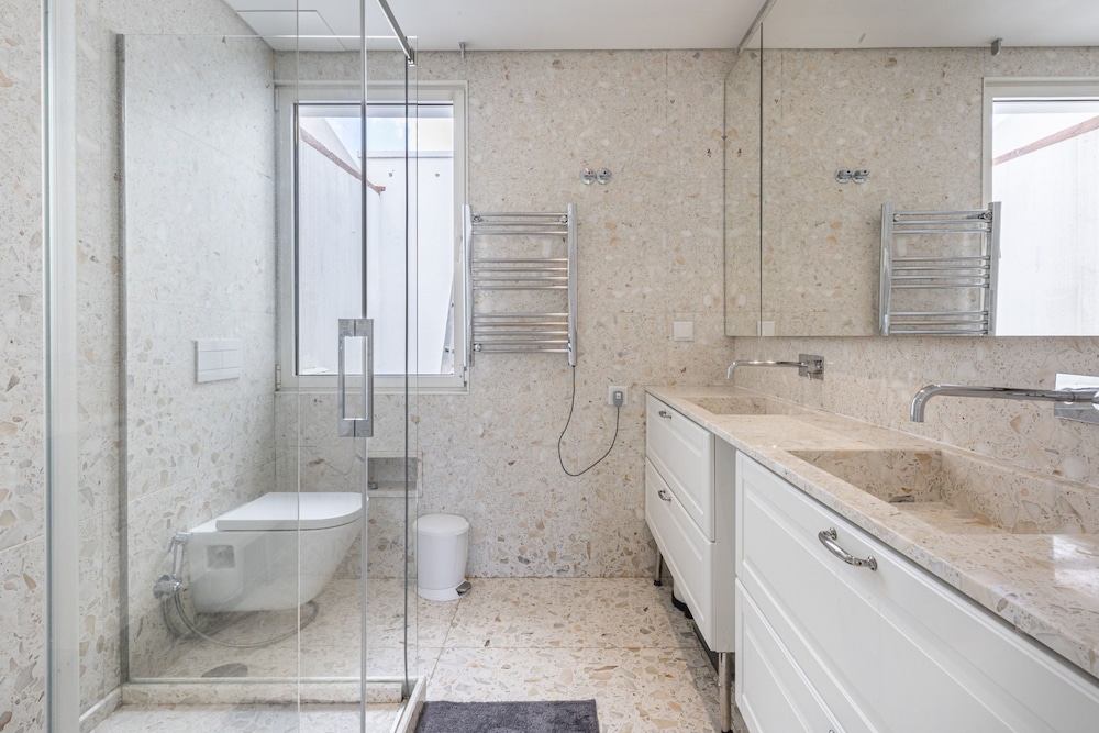 Contemporary Restelo Pool Haven by Cadenzalux