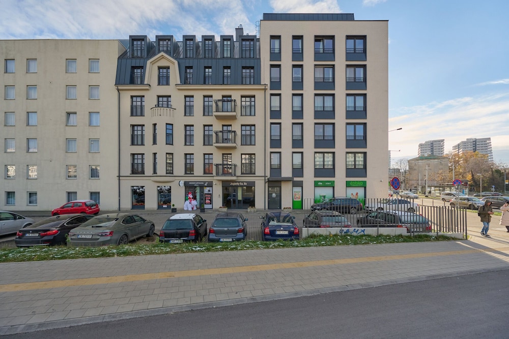 Stylish & Spacious Apartment by Renters view 5