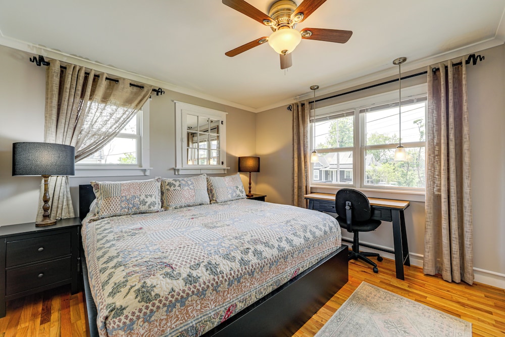 1/2 Mi to River Arts District: Home w/ Deck!