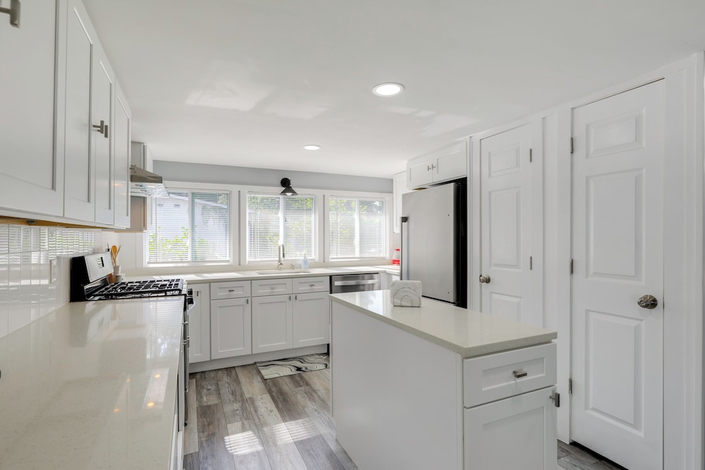 12 Mi to Dtwn Lewes & Beach: Delaware Home w/ Deck