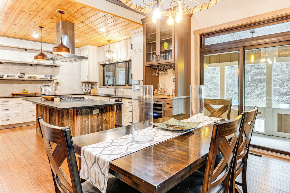 Luxe Barndominium Retreat Near Blue Spring Lake!