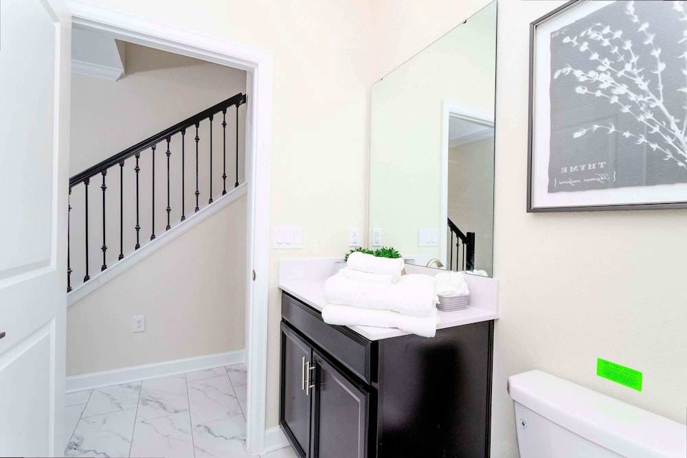 Stylish 4Bd w Lake View Pool Kids Themed Room