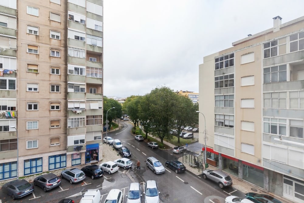 Beautiful 1 Bedroom Apartment Near Benfica view 5