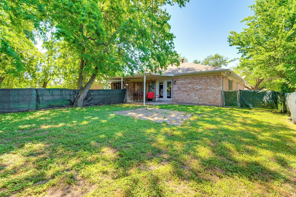 2 Mi to Texas A&m: Pet-friendly Duplex w/ Yard!
