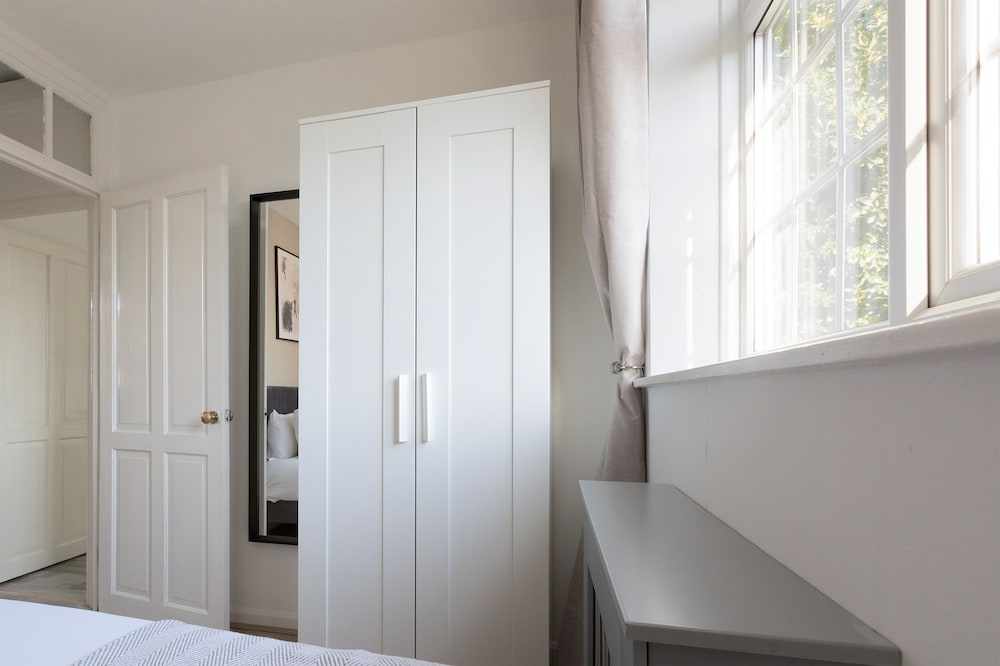 Cosy Room in Morden view 5