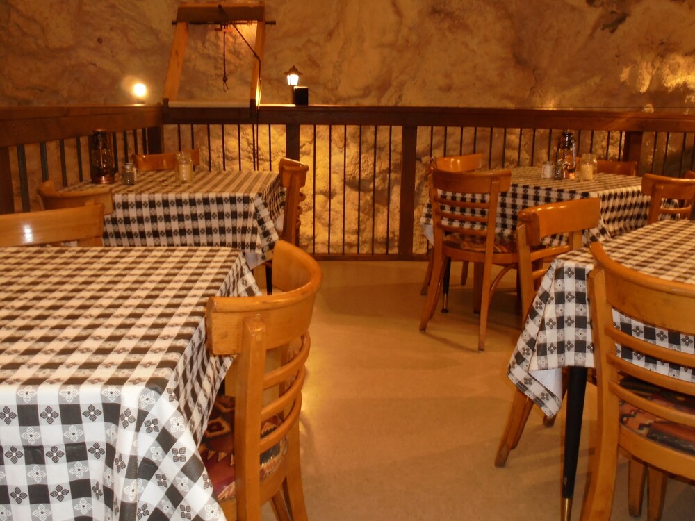 Grand Canyon Caverns Inn