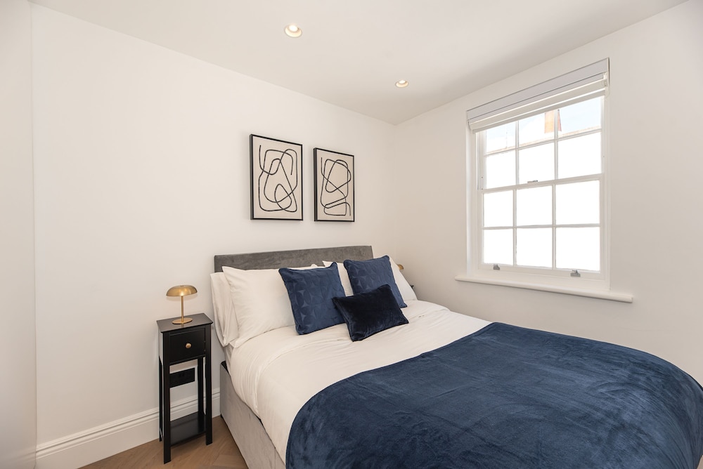 Elegant and Bright 3-bed Flat Near Sloane Square