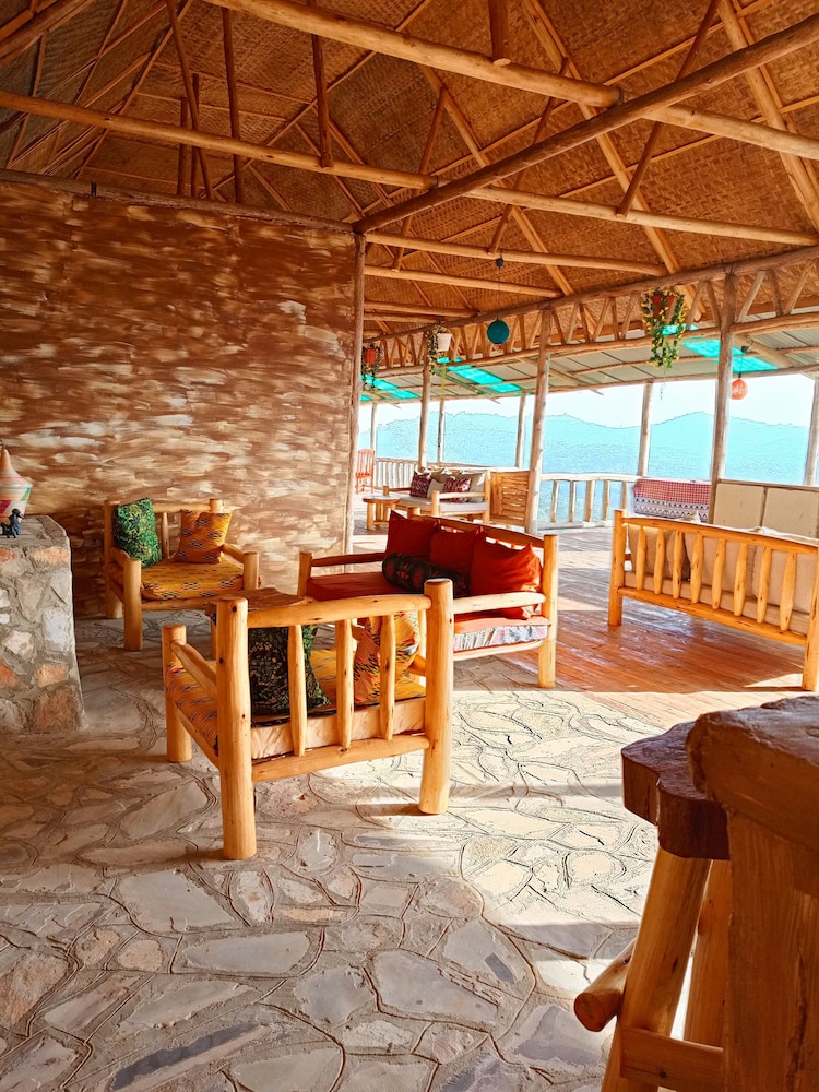 Bwindi Neckview Lodge