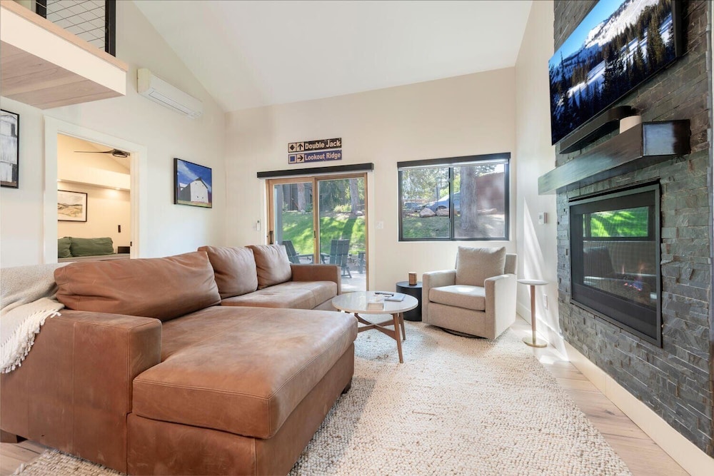 Stylish 4BR Canyons Village-Walk to Cabriolet-Hidden Creek 37D